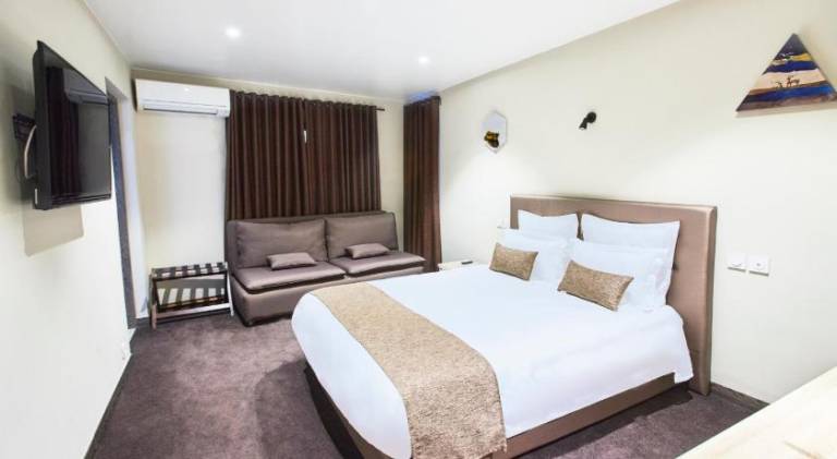 FLY INN Madagascar HOTEL Navette GRATUITE H24 a 300m de l Aeroport International Ivato Antananar