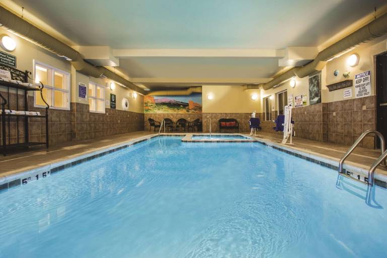La Quinta Inn & Suites by Wyndham Rifle — photo 3