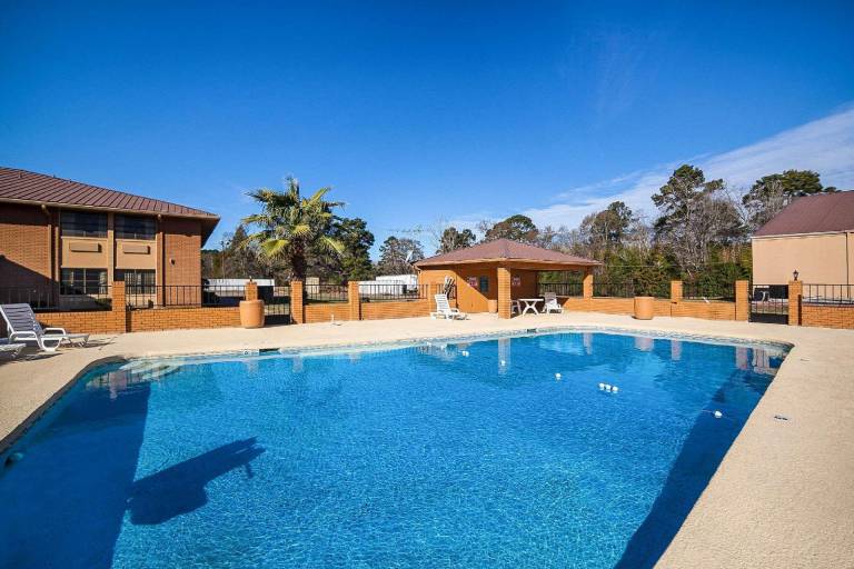 Clarion Pointe Marshall — photo 2