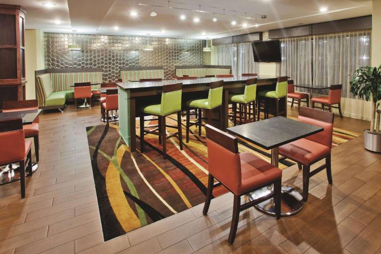 La Quinta Inn & Suites by Wyndham Florence — photo 2