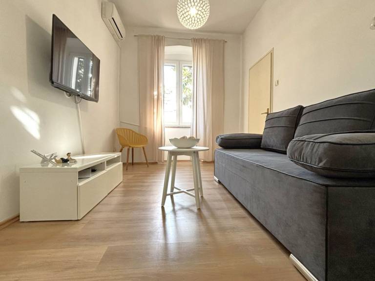 Nice apartment with yard & patio | Close to the beach | Dogs allowed in Crikvenica