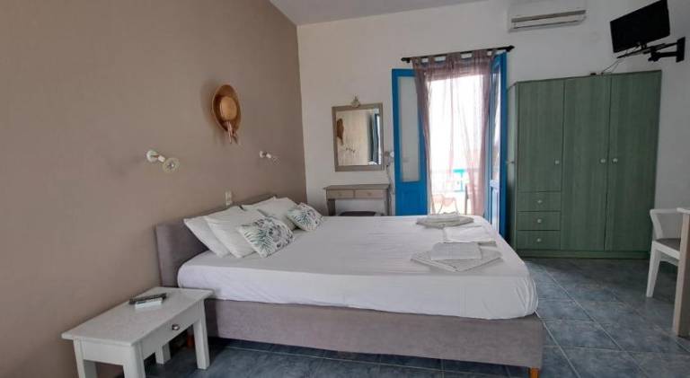 Holiday apartment with patio & garden in Tinos