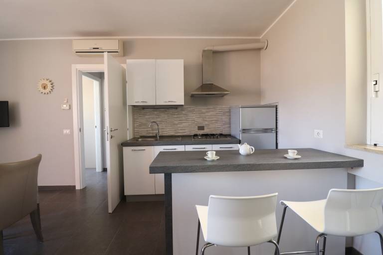 House with patio | City view — photo 4