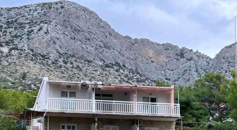 Apartments Sea and Pine in Jelsa