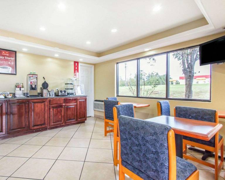 Econo Lodge Inn & Suites Evergreen — photo 4