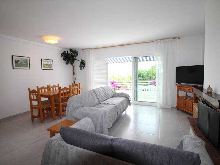 Spacious Ground Floor Apartment with Terrace & Garden, 200m from Grifeu Beach — photo 4