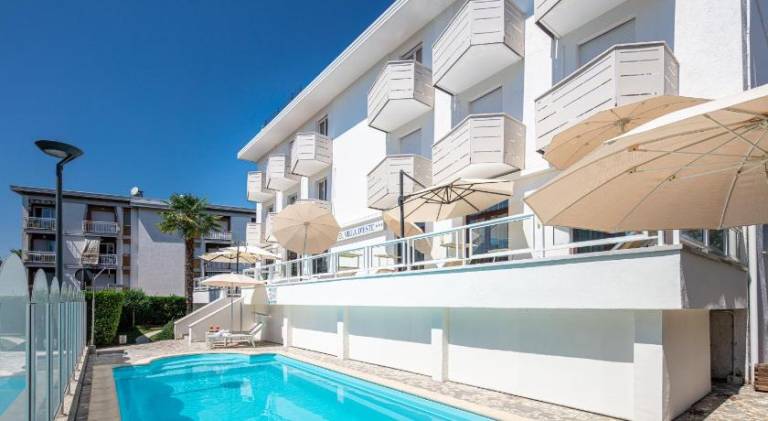 Serviced apartment with pool, patio & hot tub | Close to the beach | Dogs allowed — photo 4