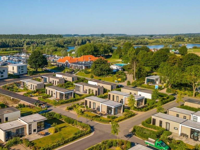 Unterkunft mit Pool, Terrasse und Garten