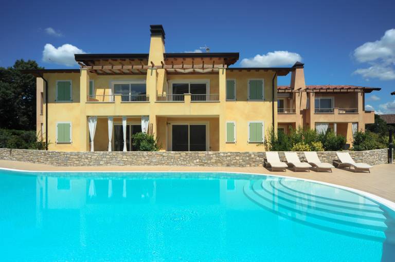 Holiday apartment with patio, pool & garden — photo 3
