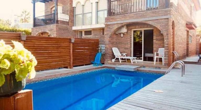 Vacation home with pool — photo 3