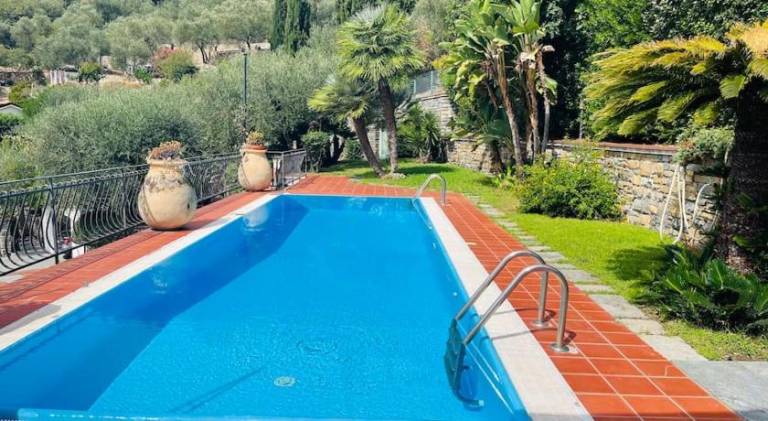 Villa with pool in Imperia