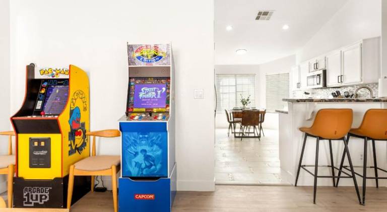 Vacation home with pool & hot tub — photo 5