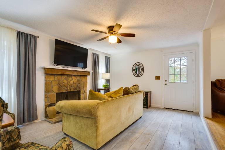 1 Mi to Lake Allatoona: Family Home on Farm! — photo 4