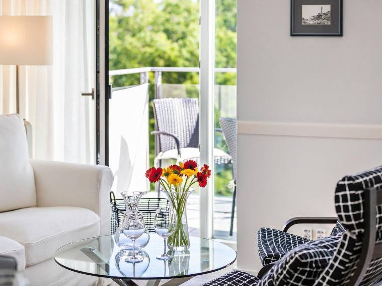 FeWo Seeblick: Moderne 63m² FeWo mit Balkon, Meerblick, offenem Wohn-/Essbereich — photo 4