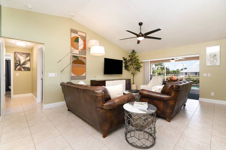 Family-oriented spacious vacation home with private pool & BBQ | Water view | Pets allowed — photo 4