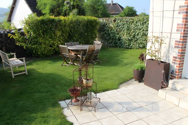 Vacation home with BBQ, patio & garden | Garden view — photo 4
