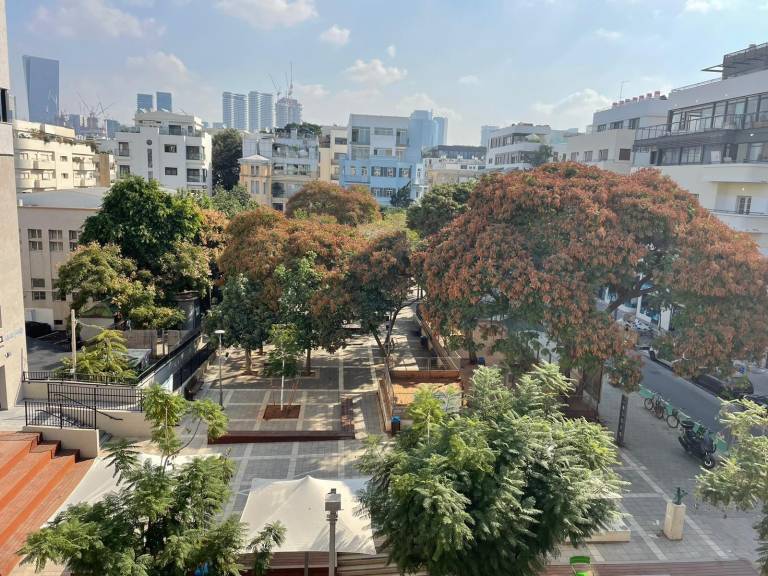 Serviced apartment with yard | Near Carmel Market in Tel Aviv