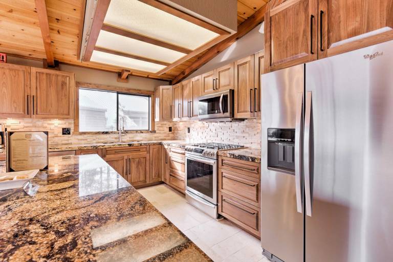 Cozy Lake-View Hideaway! Pet-Friendly Truckee Home — photo 3