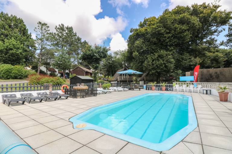 Cottage with pool & yard — photo 3