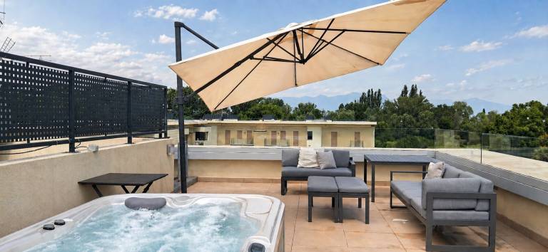 Fully equipped rental apartment with pool, terrace & garden | Mountain view | Pets allowed in Sirmione