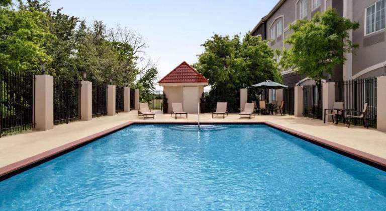 La Quinta Inn & Suites by Wyndham Stephenville — photo 3