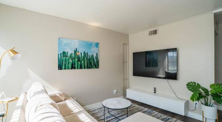 Spacious 2 Bedroom, 2 Bath, Pool, Free Parking, Gym in Scottsdale, AZ
