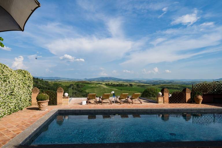 Villa with barbecue, pool & yard — photo 3