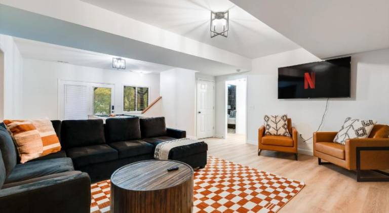 6BR Luxe Cabin Sleeps 16 Hot Tub & Pool Table — photo 3