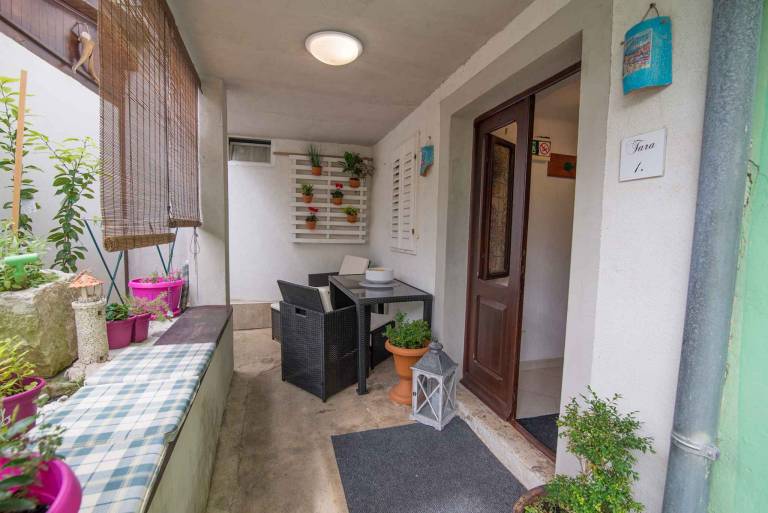 Lovely studio with patio & yard | Pets allowed — photo 2