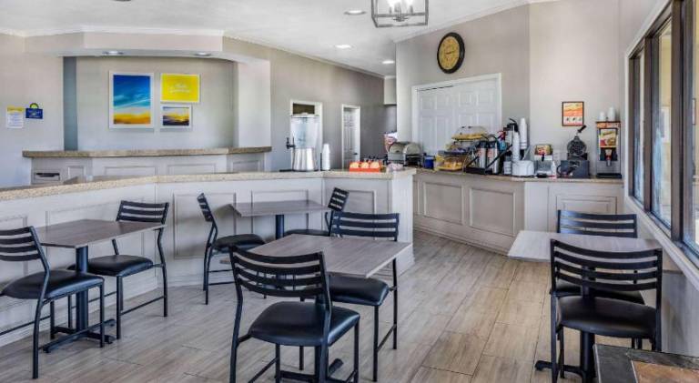 Days Inn & Suites by Wyndham Huntsville — photo 4