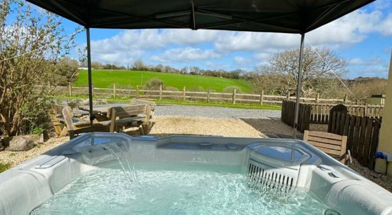 House with hot tub — photo 3
