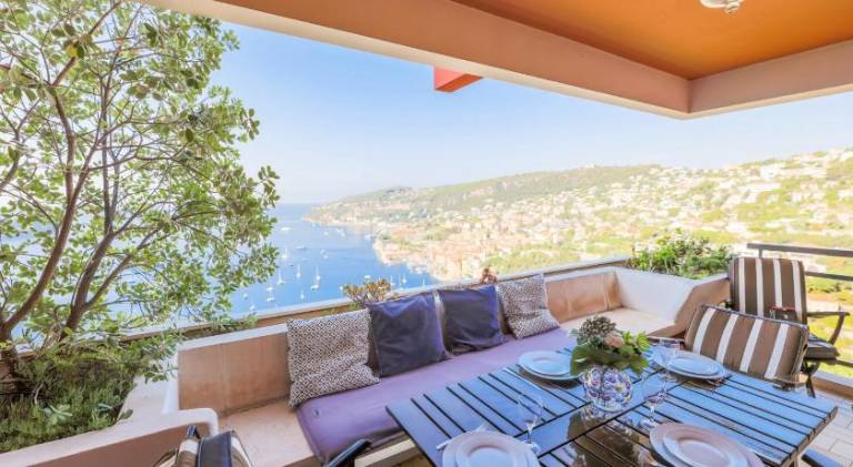 Fully equipped rental apartment with yard, pool & terrace | Beach nearby | Pets allowed in Beaulieu-sur-Mer