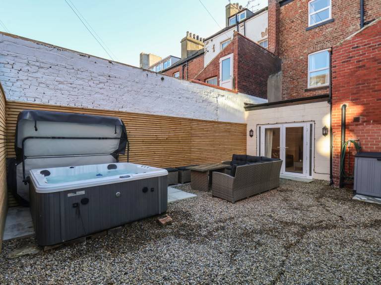 Children-friendly cottage with terrace, garden & jacuzzi | Beach view | Next to the beach | Pets allowed in Whitby