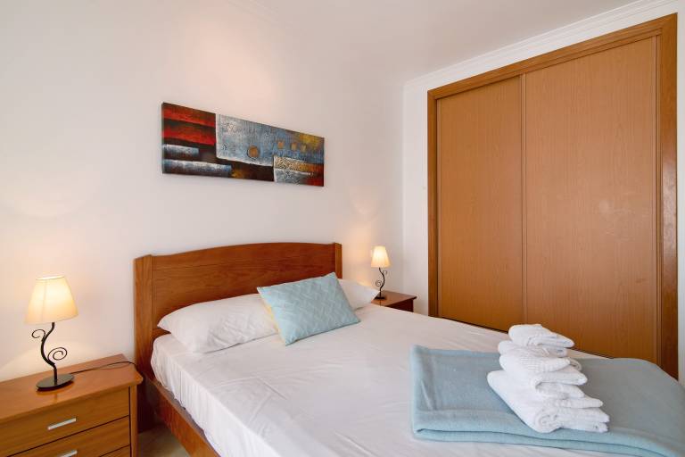 Apartment 'Quarteira Beach Ii' with Balcony, Wi-Fi and Air Conditioning — photo 4