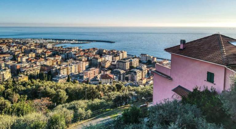 Holiday apartment with patio & yard in Chiavari