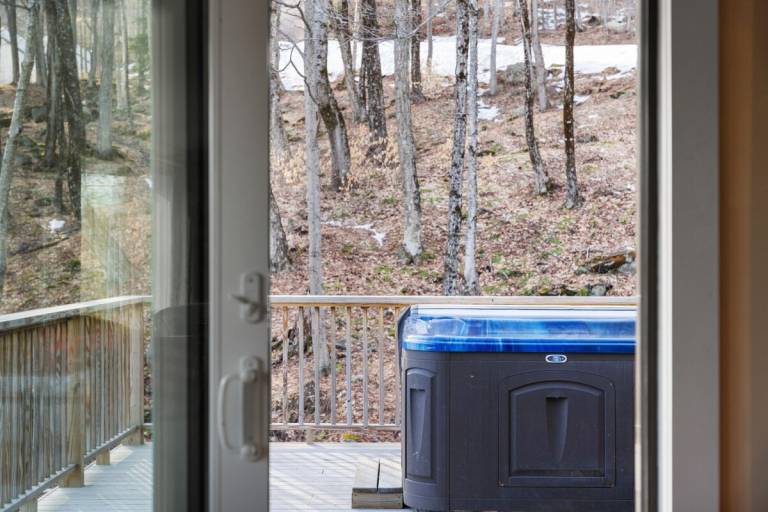 The Navillus House: Hot Tub, Ski On/Ski Off, A/C. Discounted Ski Rentals. — photo 3