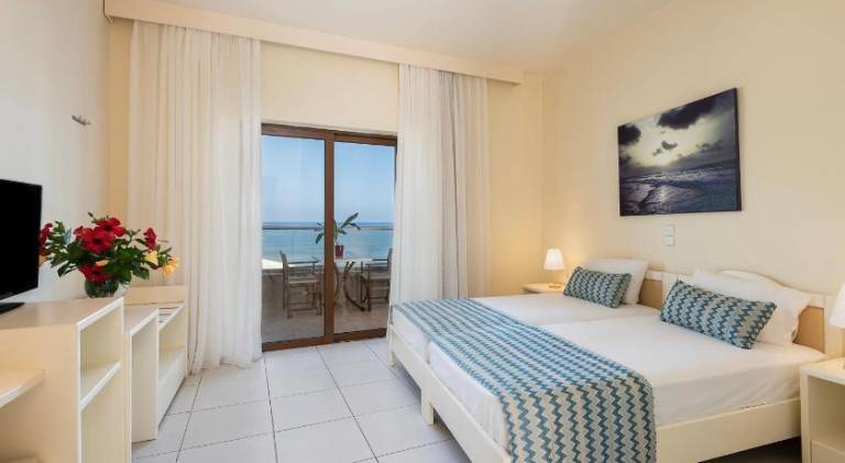 Serviced apartment with patio, yard & pool | Suitable for remote work — photo 2