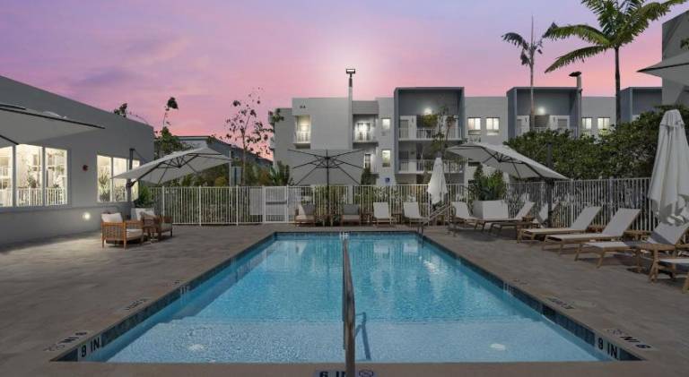 Beachside Bliss, 1BR Condo with Pool at Dania Beach in Dania Beach, FL