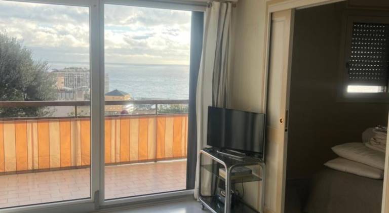 Apartment with terrace in Èze