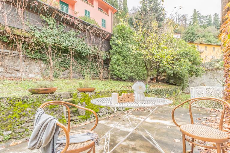 Holiday apartment with yard — photo 4