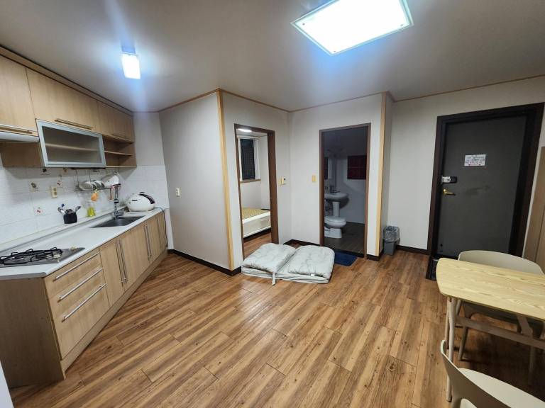 Clean, Very Large Accommodation Suitable for Large Groups -온돌 Spacious 1.5-Room, Bed Included — photo 2