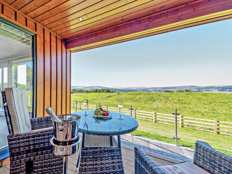 Cottage with barbeque, hot tub & garden | Sea view — photo 2