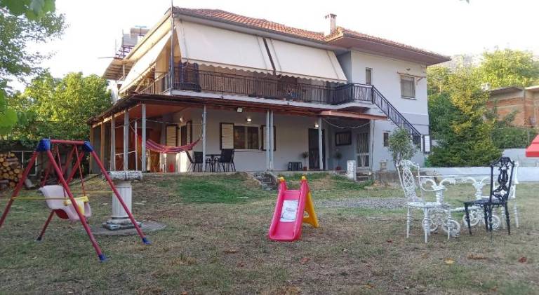 Holiday apartment with BBQ, patio & yard — photo 4