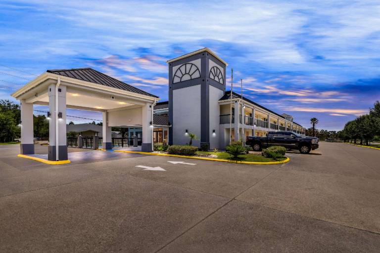 Econo Lodge Inn & Suites — photo 2