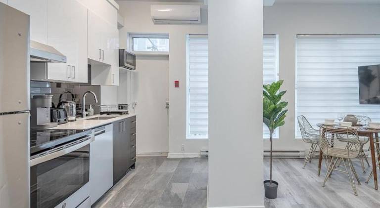 Luxurious 3BD Apt in heart of downtown 5 min walk to Bell Center — photo 5