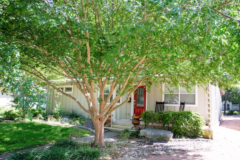 Children-friendly wonderful bungalow with barbeque | Mountain view | Pets allowed in Fredericksburg, TX