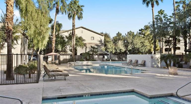 Holiday apartment with garden & pool in Chandler, AZ