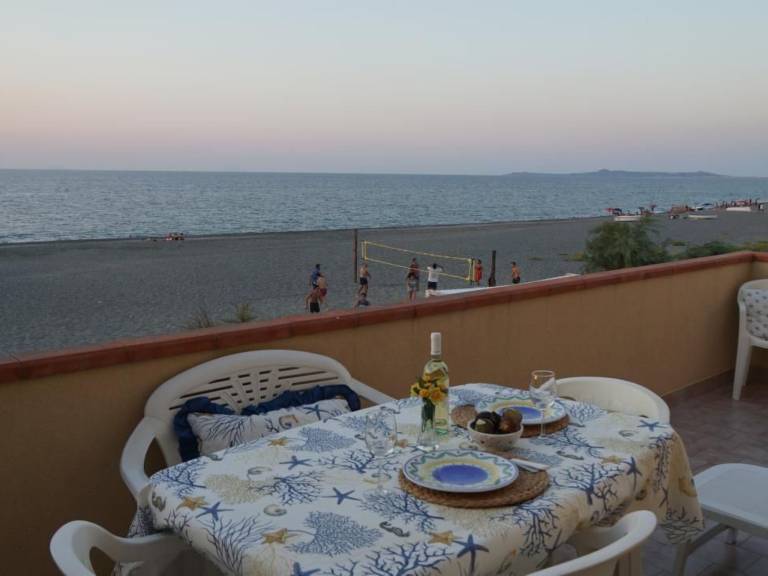 Rental apartment with terrace, BBQ & yard — photo 3