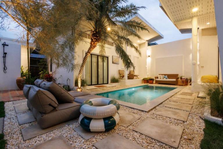 Vacation home with pool, barbecue & yard — photo 3