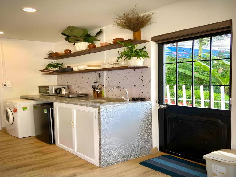 House with jacuzzi, yard & BBQ — photo 4